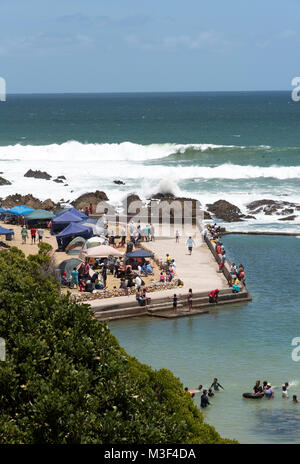 Una piscina di acqua salata a Kogel Bay resort su False Bay, Western Cape, Sud Africa. Foto Stock