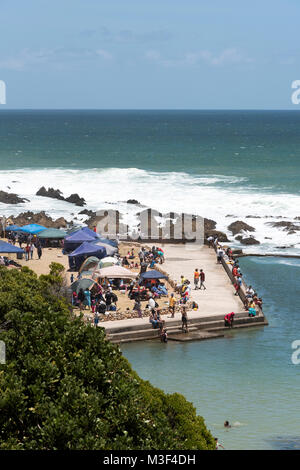 Una piscina di acqua salata a Kogel Bay resort su False Bay, Western Cape, Sud Africa. Foto Stock