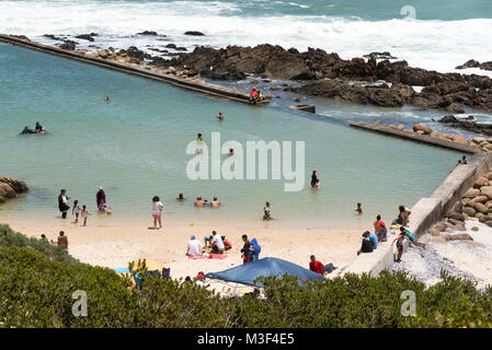 Una piscina di acqua salata a Kogel Bay resort su False Bay, Western Cape, Sud Africa. Foto Stock