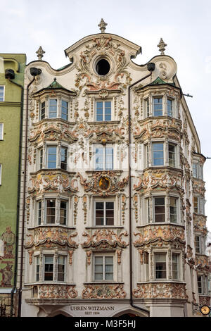 INNSBRUCK, Austria - 28 gennaio: (nota del redattore: latitudine di esposizione di questa immagine è stata aumentata digitalmente.) La Helblinghaus è visto in Herzog-Friedrich-Straße on gennaio 28, 2018 a Innsbruck, Austria. Foto Stock