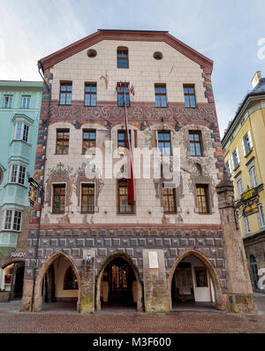 INNSBRUCK, Austria - 28 gennaio: (nota del redattore: latitudine di esposizione di questa immagine è stata aumentata digitalmente.) Il Goldener Adler è visto in Herzog-Friedrich-Straße on gennaio 28, 2018 a Innsbruck, Austria. Foto Stock