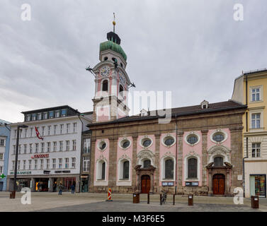 INNSBRUCK, Austria - 28 gennaio: (nota del redattore: latitudine di esposizione di questa immagine è stata aumentata in modo digitale). L'ospedale chiesa (in tedesco: Spitalskirche) è visto a Maria-Theresien-Straße on gennaio 28, 2018 a Innsbruck, Austria. Foto Stock