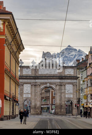 INNSBRUCK, Austria - 26 gennaio: (nota del redattore: latitudine di esposizione di questa immagine è stata aumentata in modo digitale). L'Arco Trionfale (in tedesco: Triumphpforte) è visto da Maria-Theresien-Straße on gennaio 26, 2018 a Innsbruck, Austria. Foto Stock