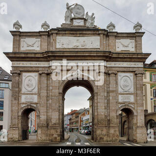 INNSBRUCK, Austria - 26 gennaio: (nota del redattore: latitudine di esposizione di questa immagine è stata aumentata in modo digitale). L'Arco Trionfale (in tedesco: Triumphpforte) è visto da Maria-Theresien-Straße on gennaio 26, 2018 a Innsbruck, Austria. Foto Stock