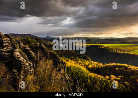 Panorama eccezionale delle rocce del Schrammsteine e del fiume Elba nella Svizzera sassone, Germania Foto Stock