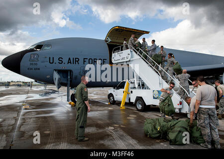 Gli uomini e le donne dal 434th Air Refuelling Wing offload di bagagli e merci all'arrivo a Homestead Air Base riserva Fla., Sett. 12, 2017. Avieri dalla Hoosier ala distribuito a Homestead per assistere con uragano Irma gli sforzi di recupero. (U.S. Air Force Foto Stock