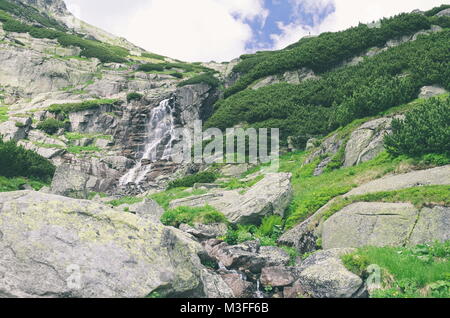 Skok cascata in Alti Tatra in un giorno di estate Foto Stock