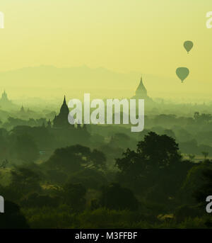 Bellissima scenic sunrise e vista del palloncino per turistico a Bagan. Blur sullo sfondo dal cloud., processo nel filtro di colore per la cordialitá style Foto Stock