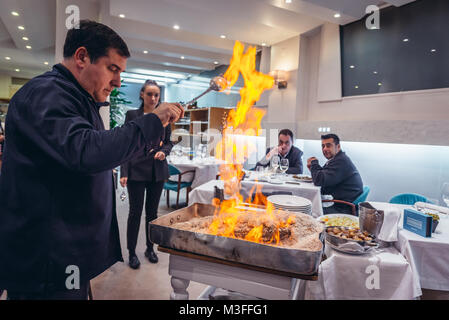 Spigola pesce servite in Os Lusiadas ristorante a Matosinhos città nel nord del Distretto di Porto del Portogallo Foto Stock