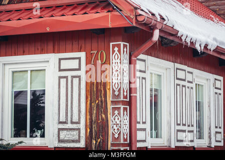 Decorate casa nel villaggio Soce sulla cosiddetta Terra di ante aperte del sentiero, famosa per l'architettura tradizionale nel Voivodato Podlaskie, Polonia Foto Stock