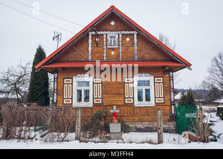 Casa in legno in Soce villaggio sulla cosiddetta Terra di ante aperte del sentiero, famosa per l'architettura tradizionale nel Voivodato Podlaskie di Polonia Foto Stock