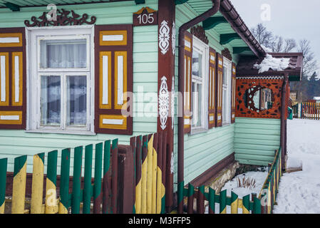 Decorate casa nel villaggio Soce sulla cosiddetta Terra di ante aperte del sentiero, famosa per l'architettura tradizionale nel Voivodato Podlaskie, Polonia Foto Stock