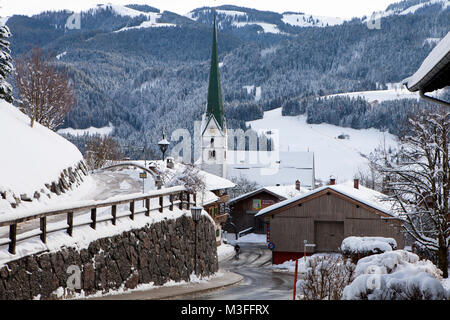 SCHEFFAU, Austria - gennaio 18th, 2018: Stazione sciistica di Sceffau ottiene govered con neve fresca. Scheffau è una graziosa cittadina austriaca con archit tirolese Foto Stock