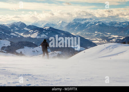 Sciatore sulle piste da sci nelle Alpi, Scheffau, Austria Foto Stock