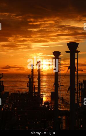 La sua foto è stata presa sul bordo di un gas naturale liquefatto portante nell'Atlantico. Foto Stock