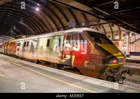 Virgin Trains British Rail Class 91 91111 'per i caduti' elettrico locomotiva del treno presso la stazione ferroviaria di York Inghilterra Foto Stock