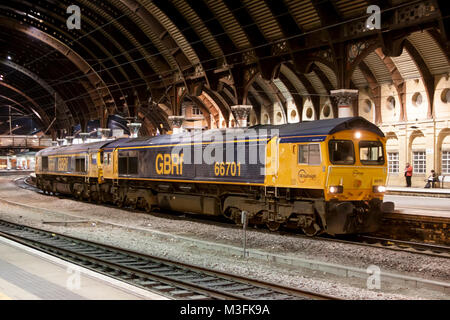 Classe di EMD 66 elettrica diesel locomotiva merci azionati da GB merci su rotaie GBRF presso la stazione di York Engalnd Foto Stock