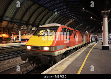 Virgin Trains British Rail Class 91 91118 elettrico locomotiva del treno presso la stazione ferroviaria di York Inghilterra Foto Stock