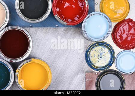 Vernice colorata lattine vista superiore Foto Stock