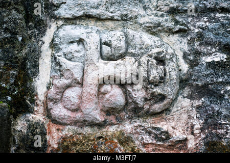 Rovine maya di Xunantunich Sito Archeologico vicino a San Ignacio, il Belize. Chiudere un particolare di un volto di pietra. Foto Stock