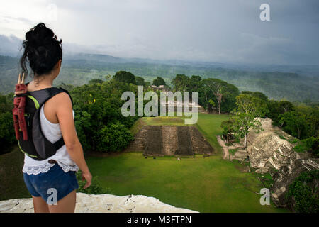 I turisti in rovine maya di Xunantunich Sito Archeologico vicino a San Ignacio, Belize Foto Stock