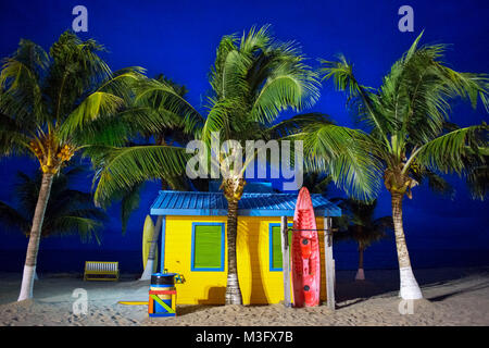 L'area colorata presso la spiaggia di notte in Placencia Belize Foto Stock