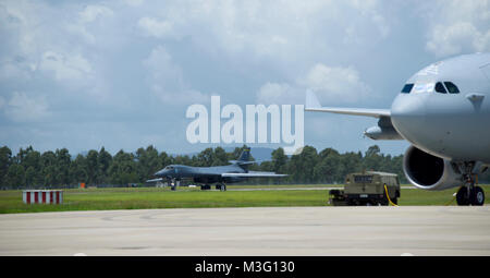 Un U.S. Air Force B-1B Lancer con la trentasettesima bomba Expeditionary Squadron assegnato alla Andersen Air Force Base, Guam ritorna dalla sua ultima missione di addestramento, mentre passando alla Royal Australian Air Force Airbus KC-30A che ha condotto la prima aria operativi della missione di rifornimento con il bombardiere su dal 1 dicembre 2017, in base RAAF Amberley, Australia. Due kamikaze sono arrivati a Amberley come parte del Regno States-Australia forza iniziative di postura aria avanzato programma di cooperazione che si basa su esercizi di aria e la formazione tra le due forze aeree. (U.S. Air Force Foto Stock