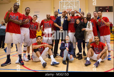 Forma, Belgio (nov. 29, 2017) le forze armate degli Stati Uniti hanno la pallacanestro ai membri del team di posa per una Foto Stock