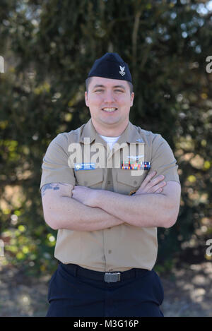 SMYRNA, Tennessee (Dec. n. 13, 2017) Aviazione meccanico strutturale di seconda classe Andrew Kingston, nativo di Columbus, Ohio, comporta per un Foto Stock