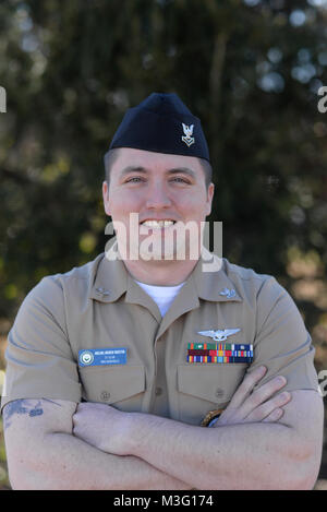 SMYRNA, Tennessee (Dec. n. 13, 2017) Aviazione meccanico strutturale di seconda classe Andrew Kingston, nativo di Columbus, Ohio, comporta per un Foto Stock