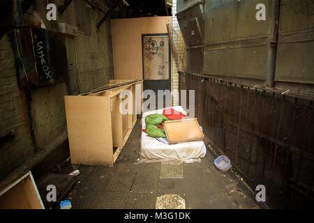 Un lato oscuro allley in Brighton offre un posto per una persona senza dimora a dormire di notte Foto Stock