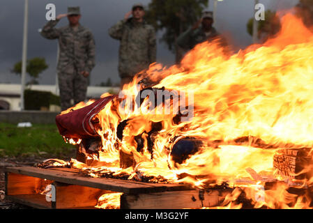 Stati Uniti Air Force aviatori rendere un omaggio come una bandiera americana è ritirato ceremonially gen. 18, 2018 a Incirlik Air Base, Turchia. Avieri dal trentanovesimo Air Base ala guardia d'onore team mantenuta una veglia sul fuoco fino a quando tutti i componenti della bandiera americana sono stati smaltiti correttamente. (U.S. Air Force Foto Stock