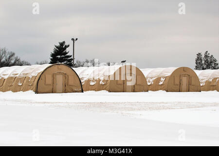 Le tende sono mostrati coperto di neve a migliorata Tactical Training Base Liberty (ITTB) il 24 gennaio 2018, a Fort McCoy, Wis. Il ITTB è utilizzato regolarmente da transienti di truppe di formazione a Fort McCoy per esercizi e altri eventi formativi. (U.S. Esercito Foto Stock