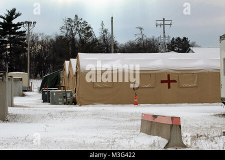 Le tende sono mostrati coperto di neve a migliorata Tactical Training Base Liberty (ITTB) il 24 gennaio 2018, a Fort McCoy, Wis. Il ITTB è utilizzato regolarmente da transienti di truppe di formazione a Fort McCoy per esercizi e altri eventi formativi. (U.S. Esercito Foto Stock