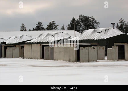 Le tende sono mostrati coperto di neve a migliorata Tactical Training Base Liberty (ITTB) il 24 gennaio 2018, a Fort McCoy, Wis. Il ITTB è utilizzato regolarmente da transienti di truppe di formazione a Fort McCoy per esercizi e altri eventi formativi. (U.S. Esercito Foto Stock