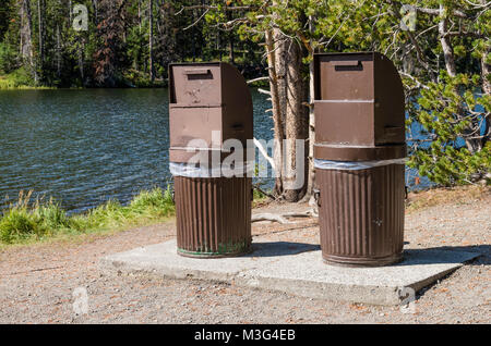 Sostenere la prova Garbage lattine vicino Sylvan Lake. Parco Nazionale di Yellowstone, Wyoming USA Foto Stock