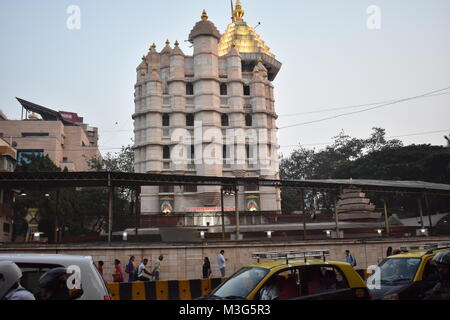 La Shree Siddhivinayak Ganapati Mandir è un tempio indù dedicato al Signore Shri Ganesh. Esso si trova a Prabhadevi, Mumbai, Maharashtra. Foto Stock