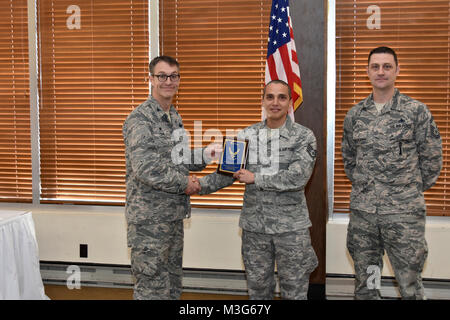 Col. Scott Caino, Arnold Engineering complesso di sviluppo il comandante e il Senior Master Sgt. Michael Roberts, arruolati Senior Advisor per il comandante, presenta il personale Sgt. Oscar Samame, ala personale, con una placca per la Guardia d'onore gli stati del trimestre, 25 gennaio 2018, presso l'Arnold Lakeside Club. Foto Stock