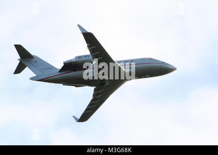 9H-VFC, un Bombardier CL-600 Challenger azionato da VistaJet Malta, con partenza dall'Aeroporto di Prestwick in Ayrshire. Foto Stock