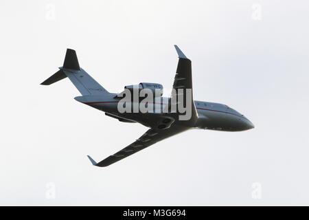 9H-VFC, un Bombardier CL-600 Challenger azionato da VistaJet Malta, con partenza dall'Aeroporto di Prestwick in Ayrshire. Foto Stock