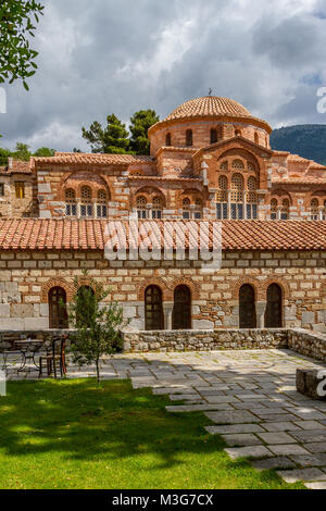 Presso il monastero bizantino di Hosios Loukas, un sito patrimonio mondiale dell'Unesco, nella regione di Beozia, Grecia centrale. Foto Stock