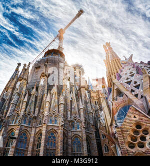 Barcellona, Spagna - 13 Maggio 2017: i dettagli architettonici e sculture di uno dei lati del Tempio della Sagrada Familia. Foto Stock