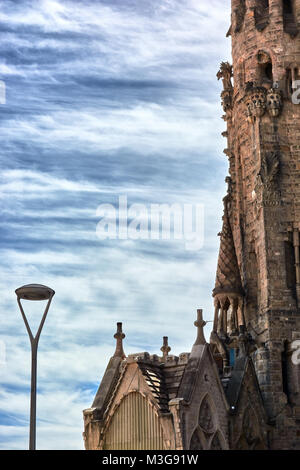 Barcellona, Spagna - 13 Maggio 2017: dettagli architettonici di uno dei lati del Tempio della Sagrada Familia. Foto Stock