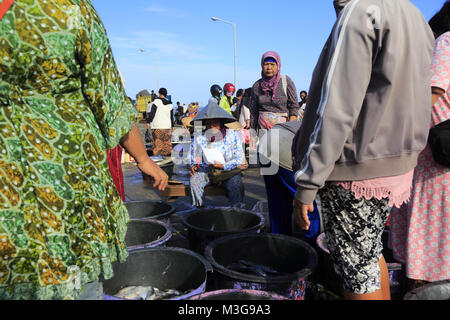 La gente del luogo la vendita di catture quotidiane sulla spiaggia di Jimbaran.Jimbaran Village.A Sud di Kuta. Badung regency.Bali.Indonesia Foto Stock