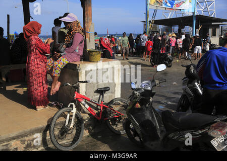 La gente del luogo la vendita di catture quotidiane sulla spiaggia di Jimbaran.Jimbaran Village.A Sud di Kuta. Badung regency.Bali.Indonesia Foto Stock