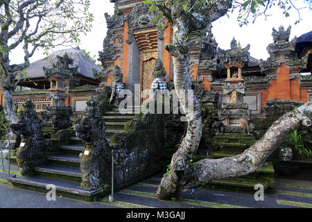 L'ingresso principale della pura Taman Saraswati Tempio.Ubud.Bali.Indonesia Foto Stock