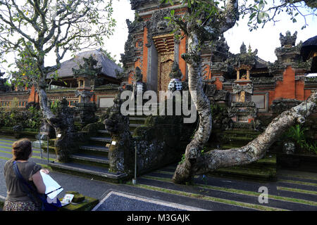 Un turista rendendo schizzo dell'entrata principale di Pura Taman Saraswati Tempio.Ubud.Bali.Indonesia Foto Stock