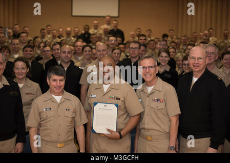 WASHINGTON (GEN. 31, 2018) Vice Ammiraglio Kevin Donegan, prima fila sinistra con Master Chief Musician Kevin Dines, centro e capitano Kenneth Collins, a destra presenta la U.S. La banda della marina militare con il gruppo meritevole di lode Award al gennaio tutte le mani in veleria sulla storica Washington Navy Yard. (U.S. Navy Foto Stock