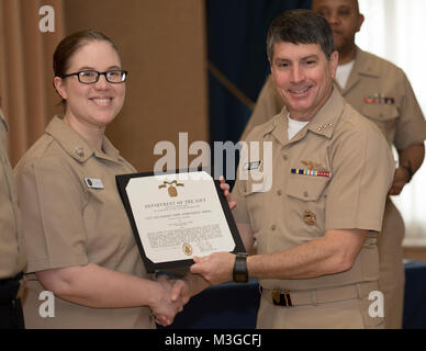 WASHINGTON (GEN. 31, 2018) Vice Ammiraglio Kevin Donegan, destro presenta un musicista di prima classe Blecker Sarah, a sinistra con una marina e Marine Corps medaglia ottenuta a gennaio tutte le mani in veleria sulla storica Washington Navy Yard. (U.S. Navy Foto Stock