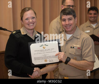 WASHINGTON (GEN. 31, 2018) Vice Ammiraglio Kevin Donegan, destra presenta Chief Musician Caroline Evans, a sinistra con una marina e Marine Corps encomio Medal al gennaio tutte le mani in veleria sulla storica Washington Navy Yard. (U.S. Navy Foto Stock